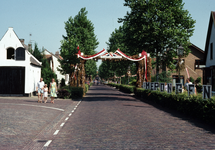 849798 Gezicht op de Utrechtsestraatweg te Amerongen, met versieringen en een ereboog ter gelegenheid van 700 jaar Amerongen.